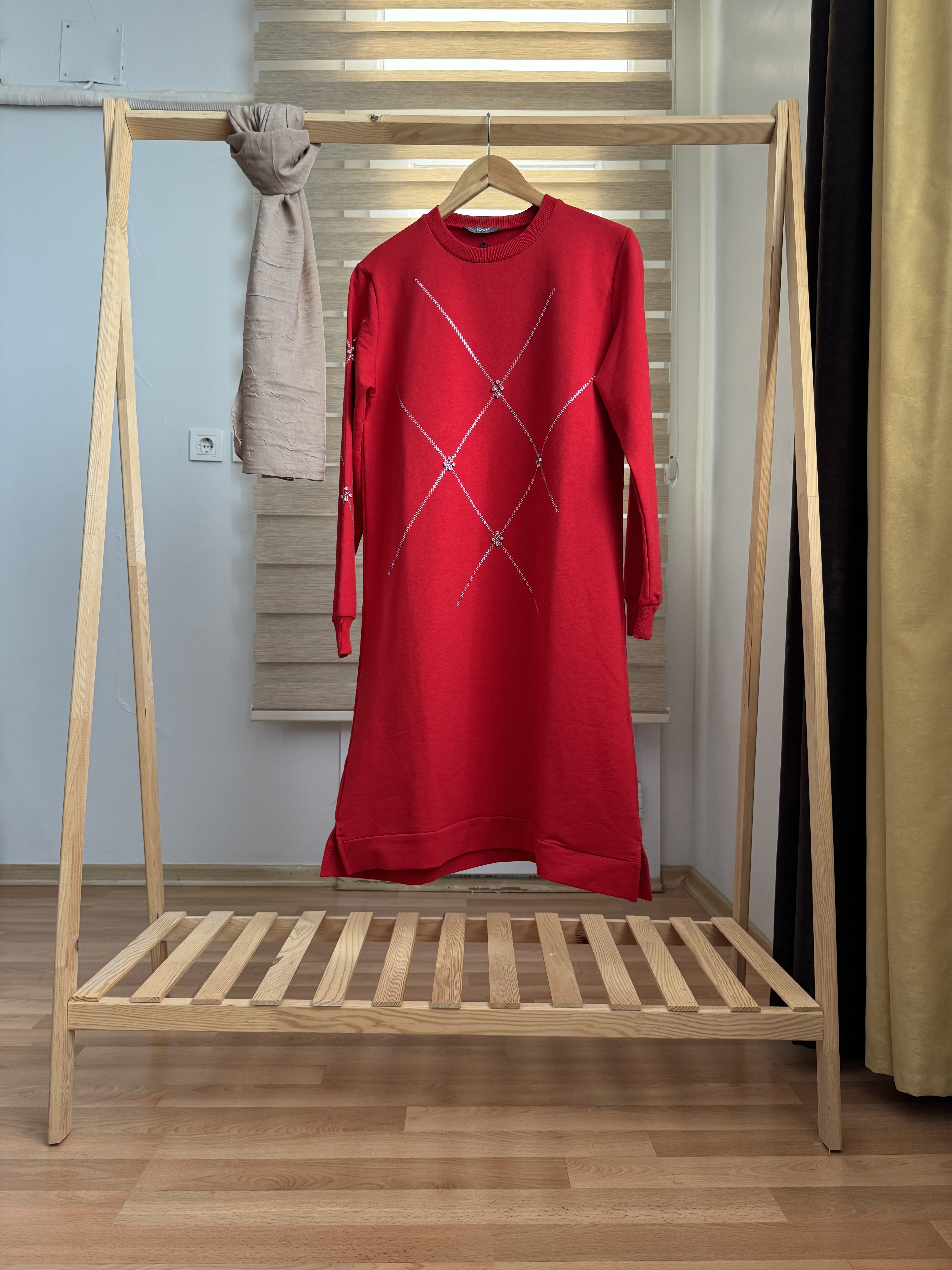 Çapraz taş işlemeli kırmızı tunik