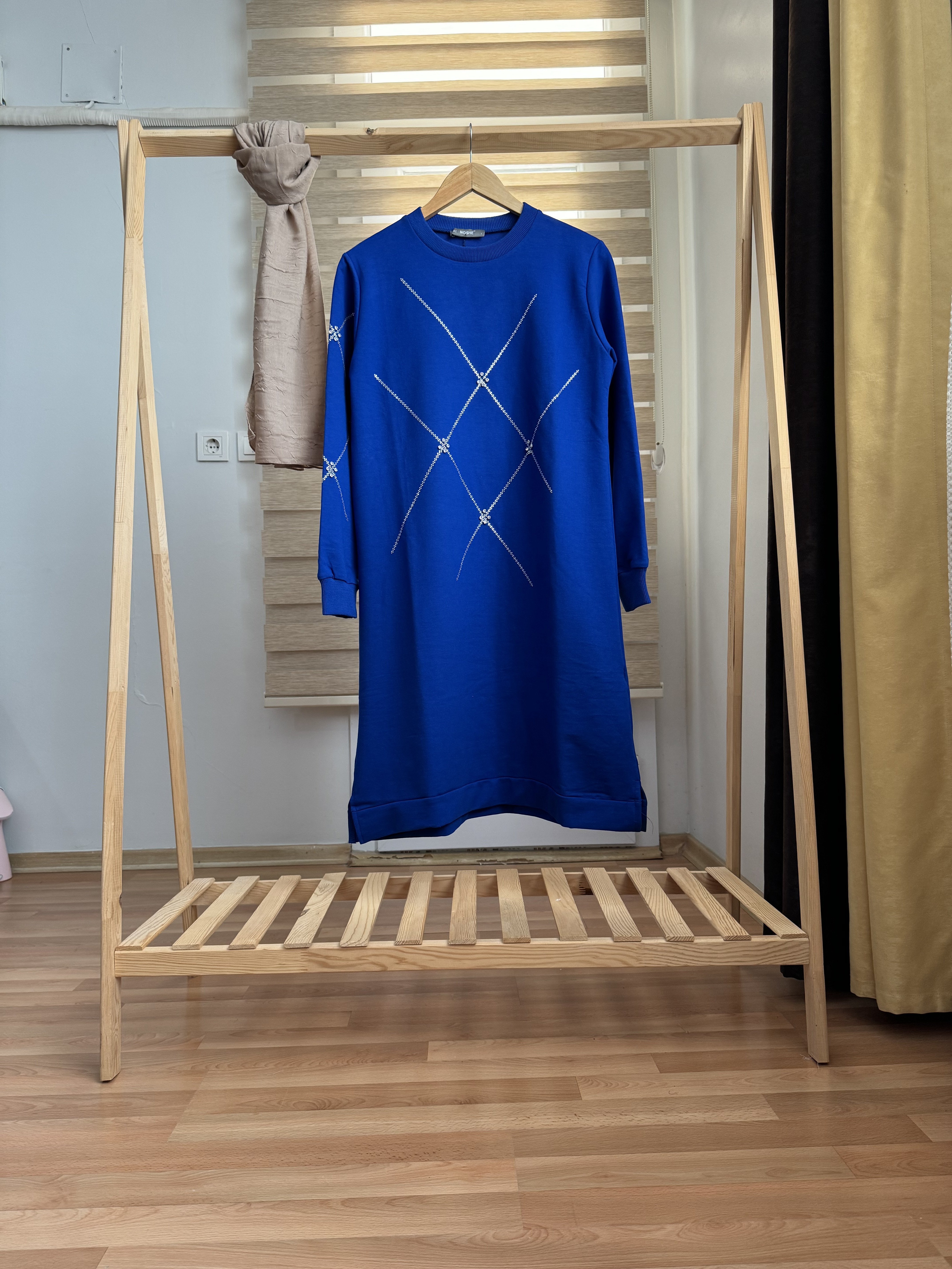 Çapraz taş işlemeli mavi tunik