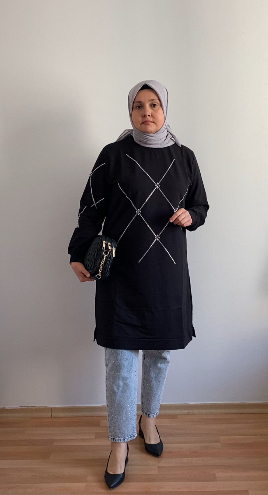 Çapraz taş detaylı siyah tunik