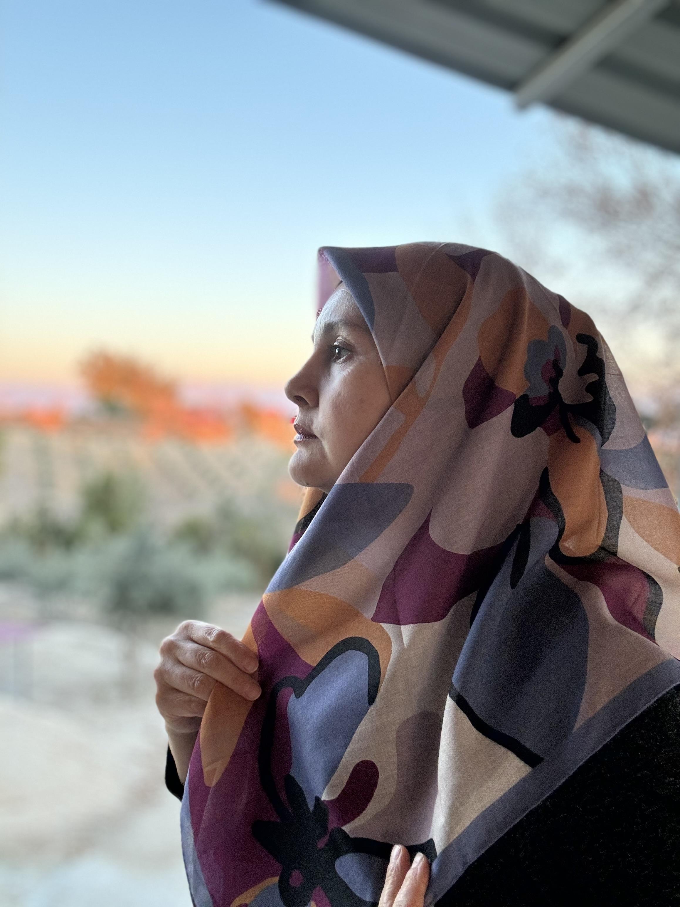 Büyük çiçek desen indigo-mor soft eşarp